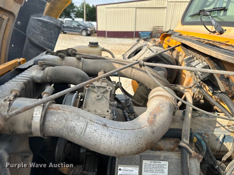 image for item EH6844 2002 International  4900 flatbed truck