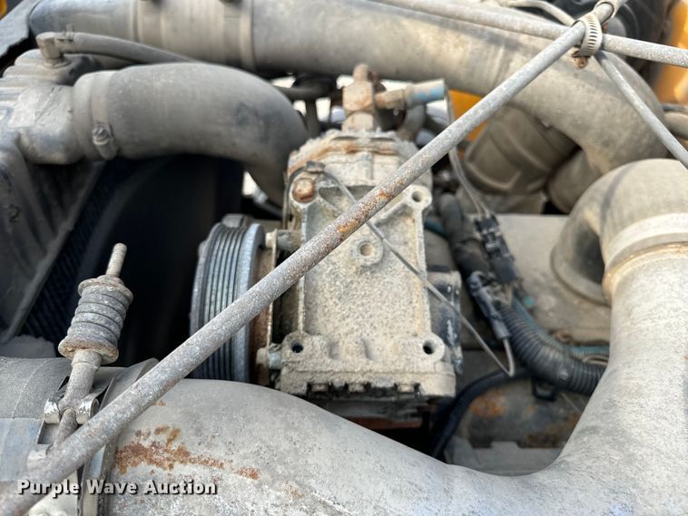 image for item EH6844 2002 International  4900 flatbed truck