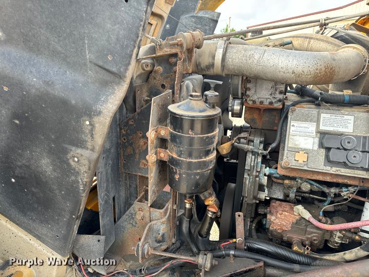 image for item EH6844 2002 International  4900 flatbed truck