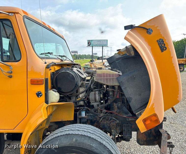 image for item EH6844 2002 International  4900 flatbed truck