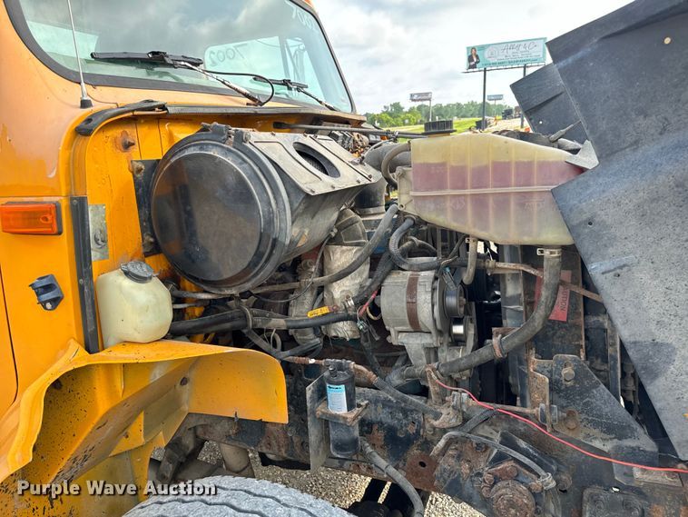 image for item EH6844 2002 International  4900 flatbed truck