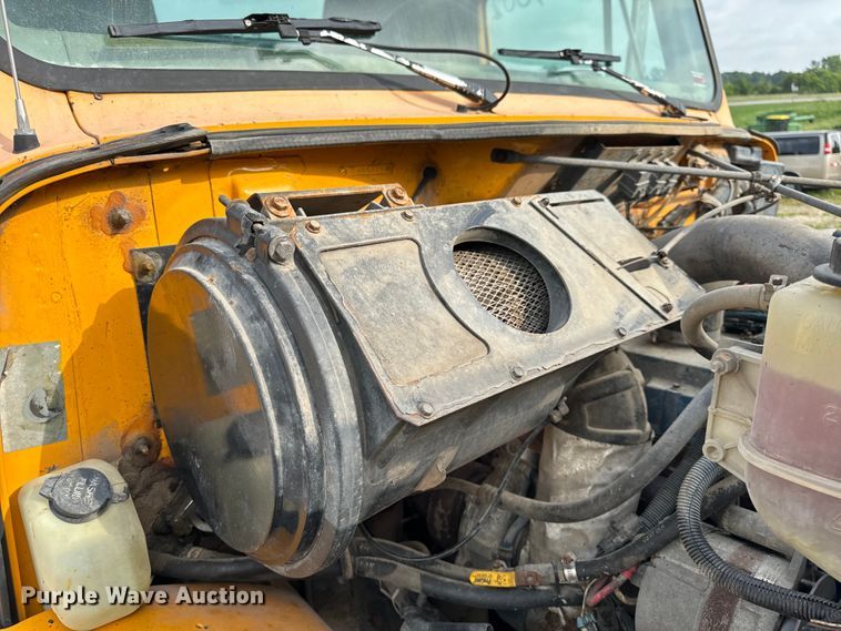 image for item EH6844 2002 International  4900 flatbed truck