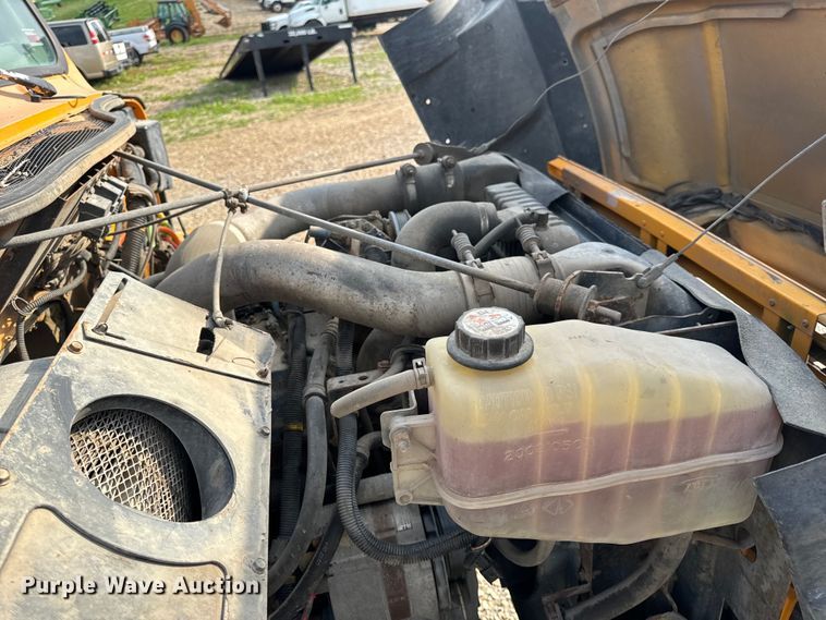 image for item EH6844 2002 International  4900 flatbed truck