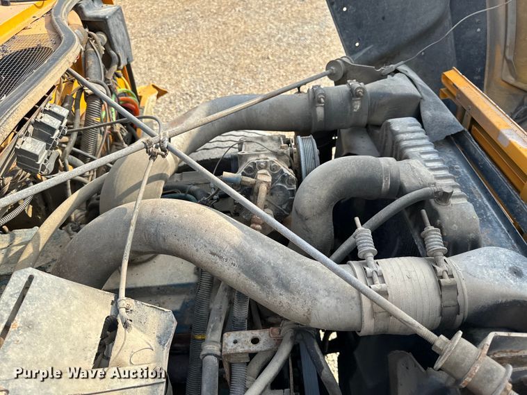 image for item EH6844 2002 International  4900 flatbed truck