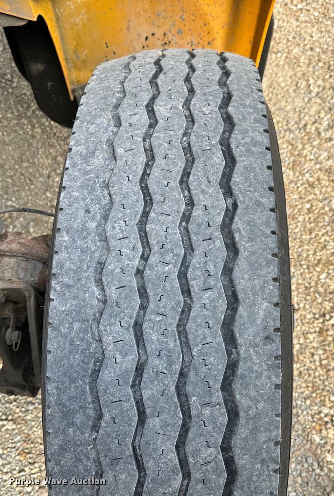 image for item EH6844 2002 International  4900 flatbed truck