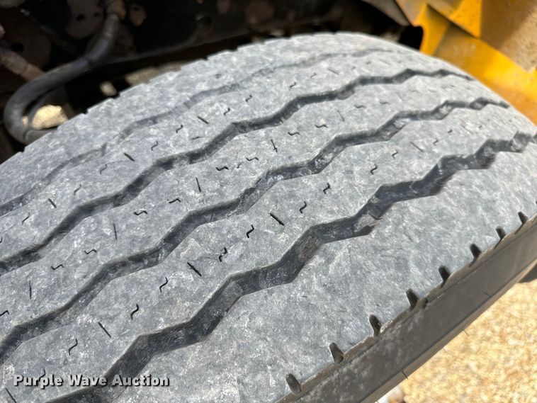 image for item EH6844 2002 International  4900 flatbed truck