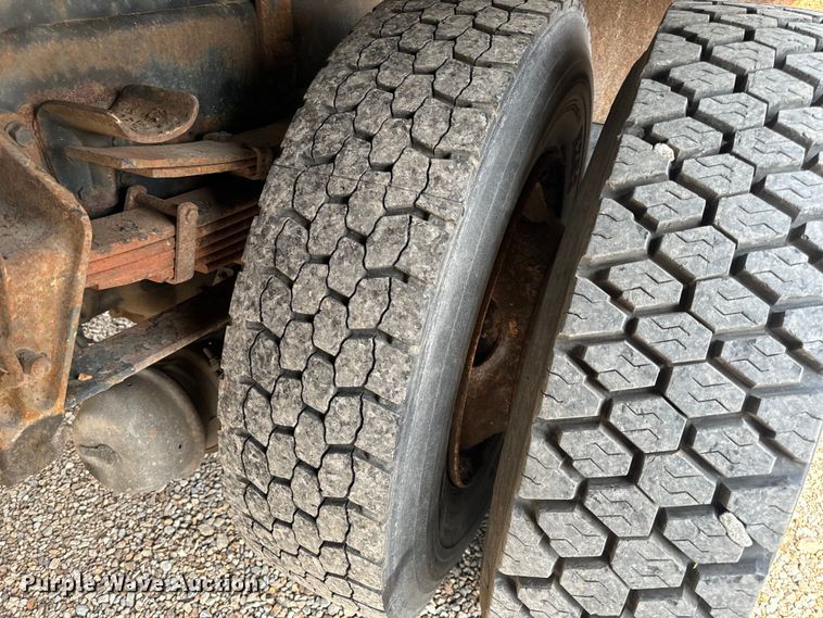 image for item EH6844 2002 International  4900 flatbed truck