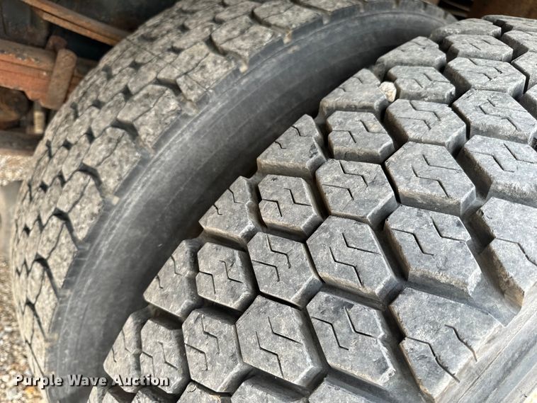 image for item EH6844 2002 International  4900 flatbed truck