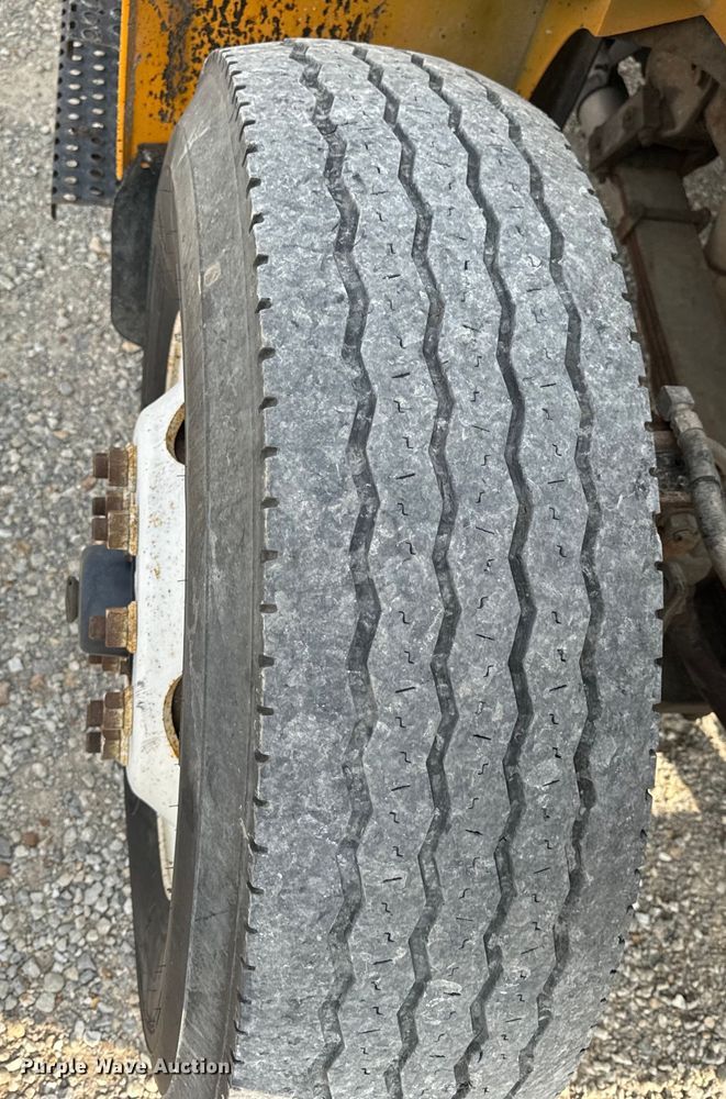 image for item EH6844 2002 International  4900 flatbed truck