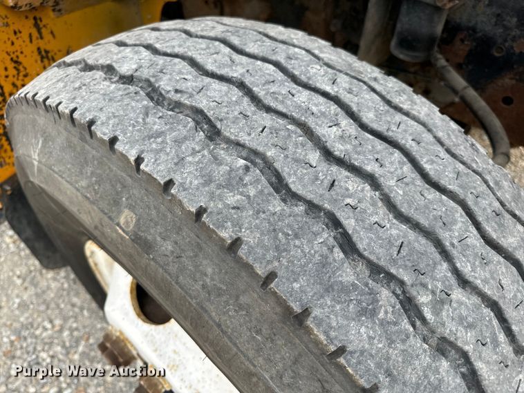 image for item EH6844 2002 International  4900 flatbed truck