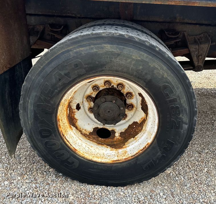 image for item EH6844 2002 International  4900 flatbed truck