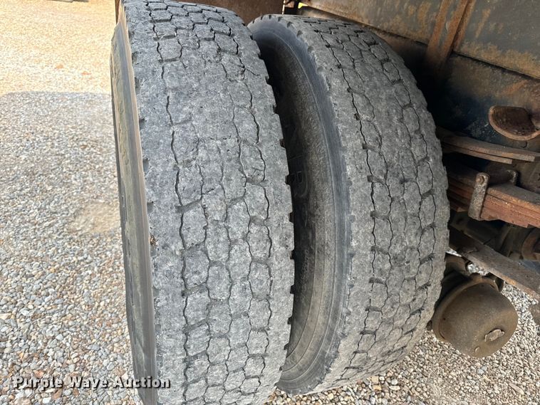 image for item EH6844 2002 International  4900 flatbed truck