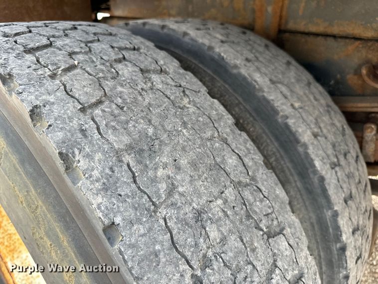 image for item EH6844 2002 International  4900 flatbed truck