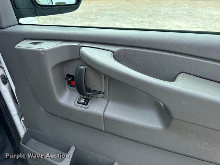 image for item EH6847 2015 Chevrolet  Express 3500 van