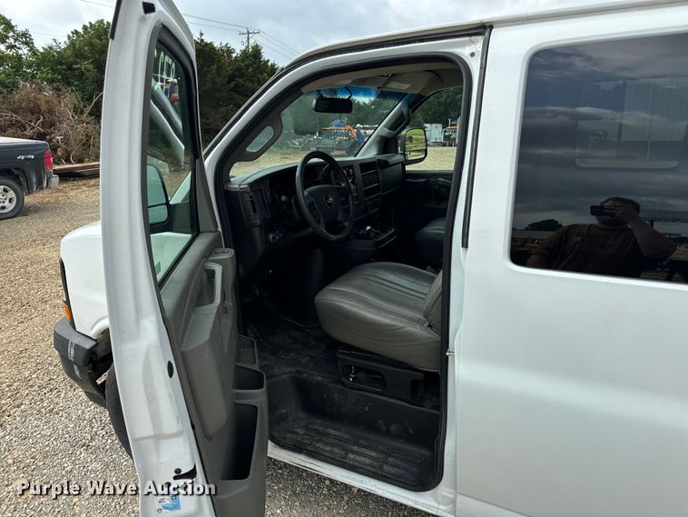 image for item EH6848 2017 Chevrolet  Express 3500 van
