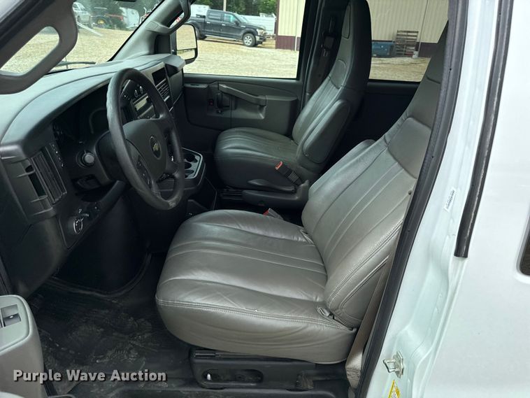 image for item EH6848 2017 Chevrolet  Express 3500 van