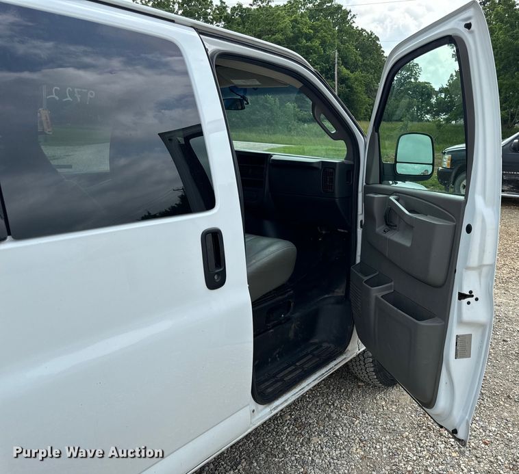 image for item EH6848 2017 Chevrolet  Express 3500 van