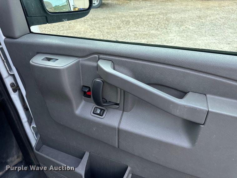 image for item EH6848 2017 Chevrolet  Express 3500 van