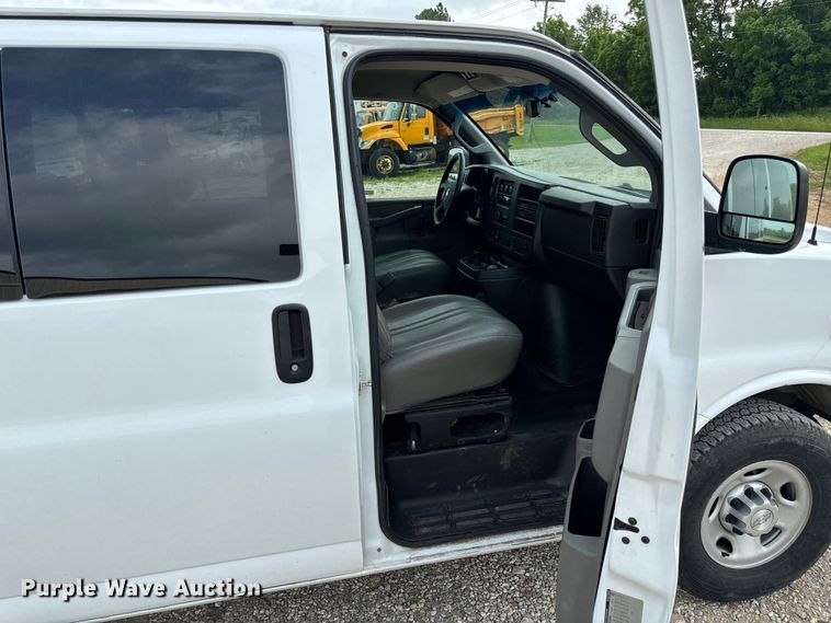 image for item EH6848 2017 Chevrolet  Express 3500 van