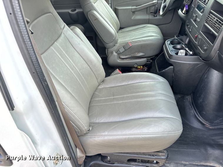 image for item EH6848 2017 Chevrolet  Express 3500 van