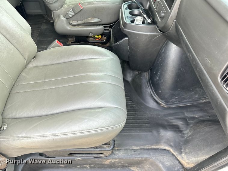 image for item EH6848 2017 Chevrolet  Express 3500 van