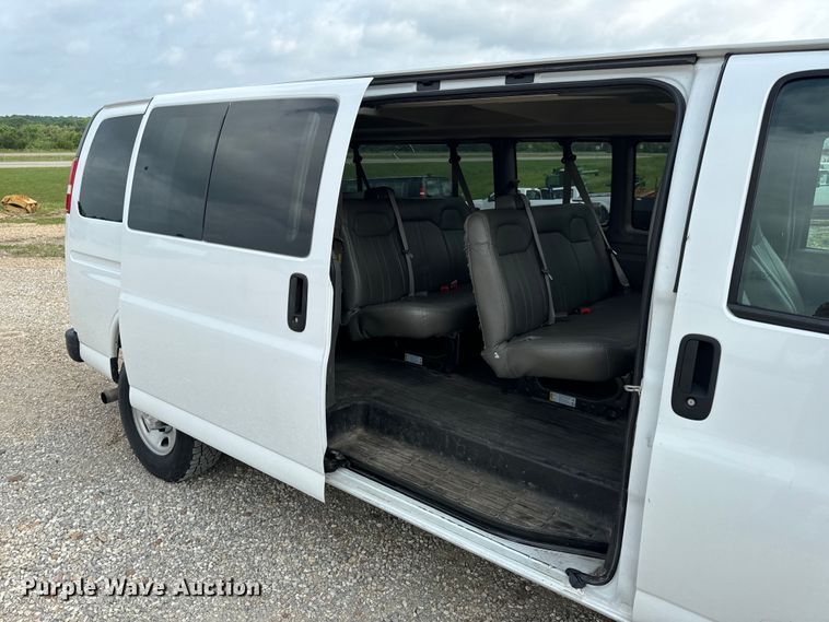 image for item EH6848 2017 Chevrolet  Express 3500 van