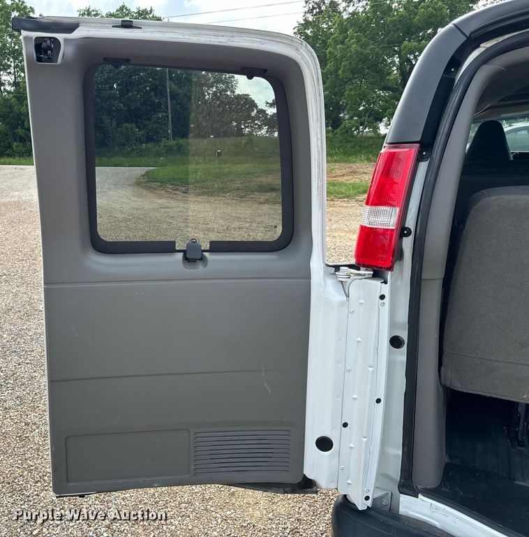 image for item EH6848 2017 Chevrolet  Express 3500 van