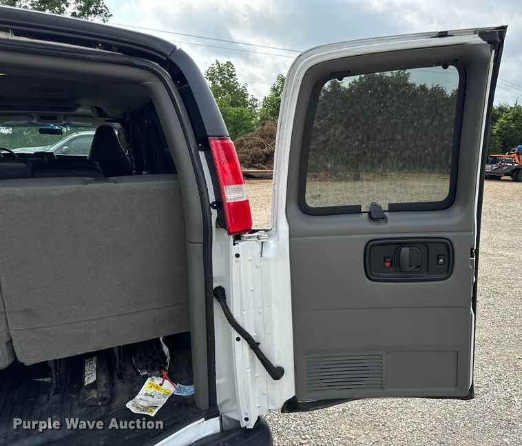 image for item EH6848 2017 Chevrolet  Express 3500 van