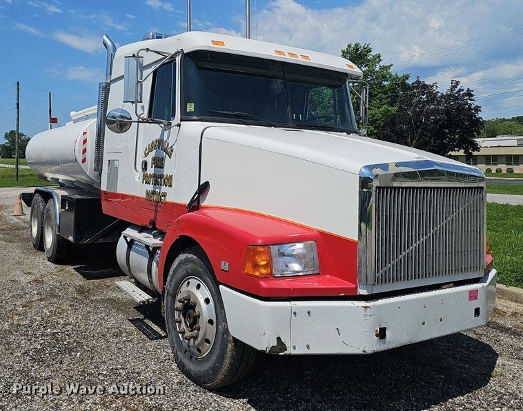 image for item EJ5494 1995 White GMC water truck