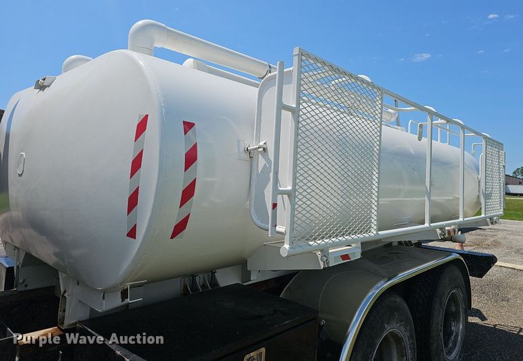 image for item EJ5494 1995 White GMC water truck