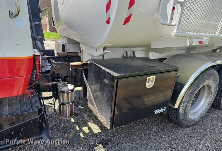 image for item EJ5494 1995 White GMC water truck