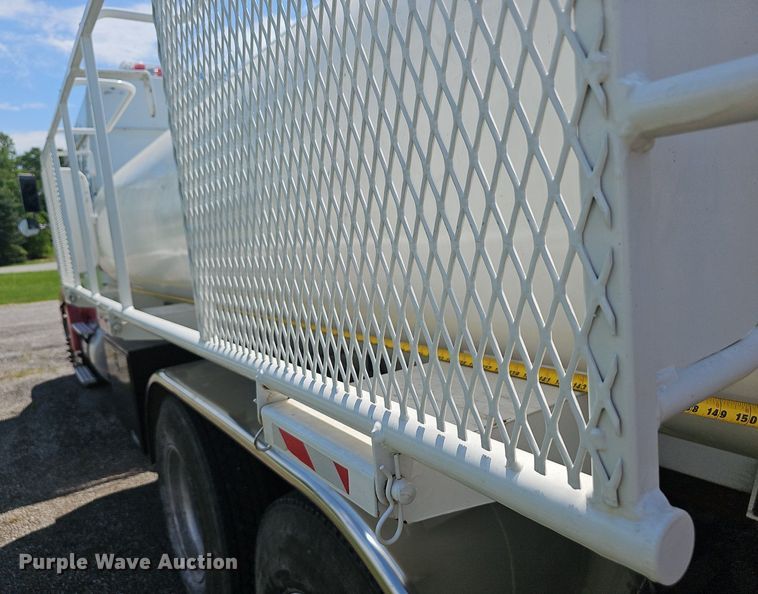 image for item EJ5494 1995 White GMC water truck