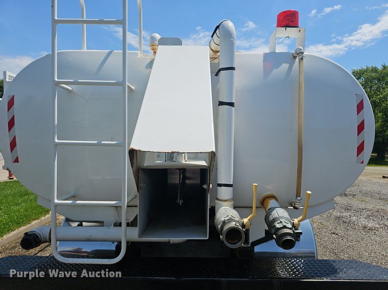 image for item EJ5494 1995 White GMC water truck