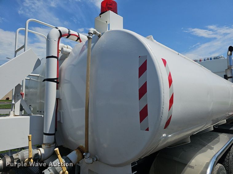 image for item EJ5494 1995 White GMC water truck