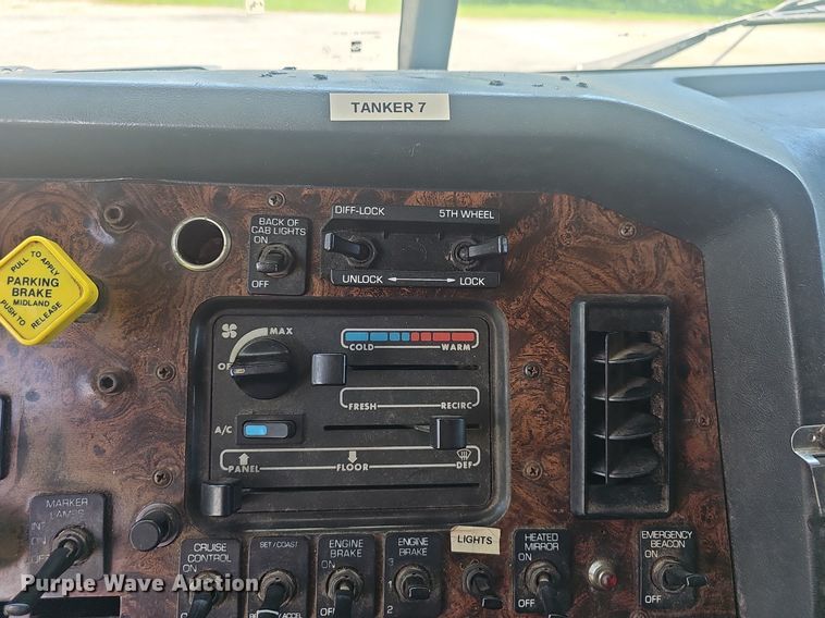 image for item EJ5494 1995 White GMC water truck