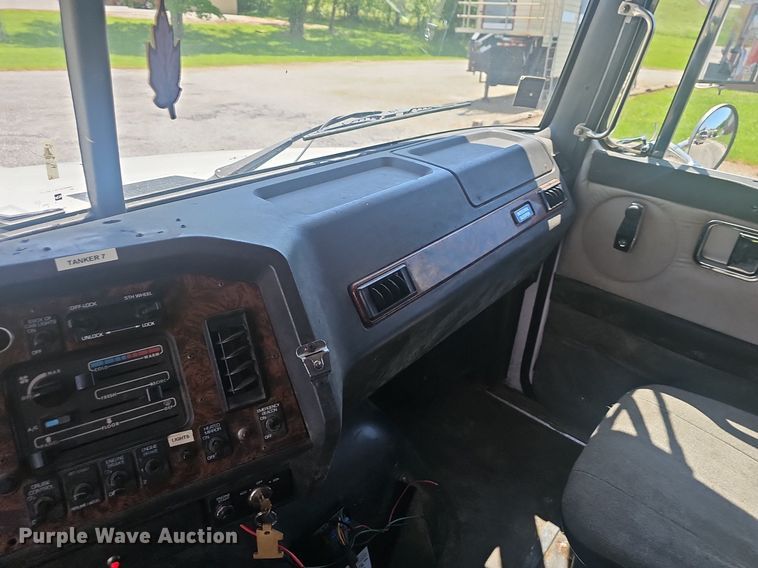 image for item EJ5494 1995 White GMC water truck