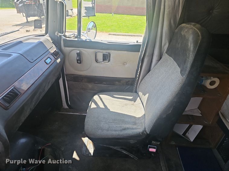 image for item EJ5494 1995 White GMC water truck