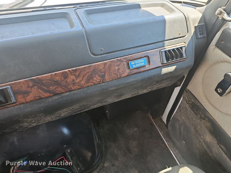 image for item EJ5494 1995 White GMC water truck