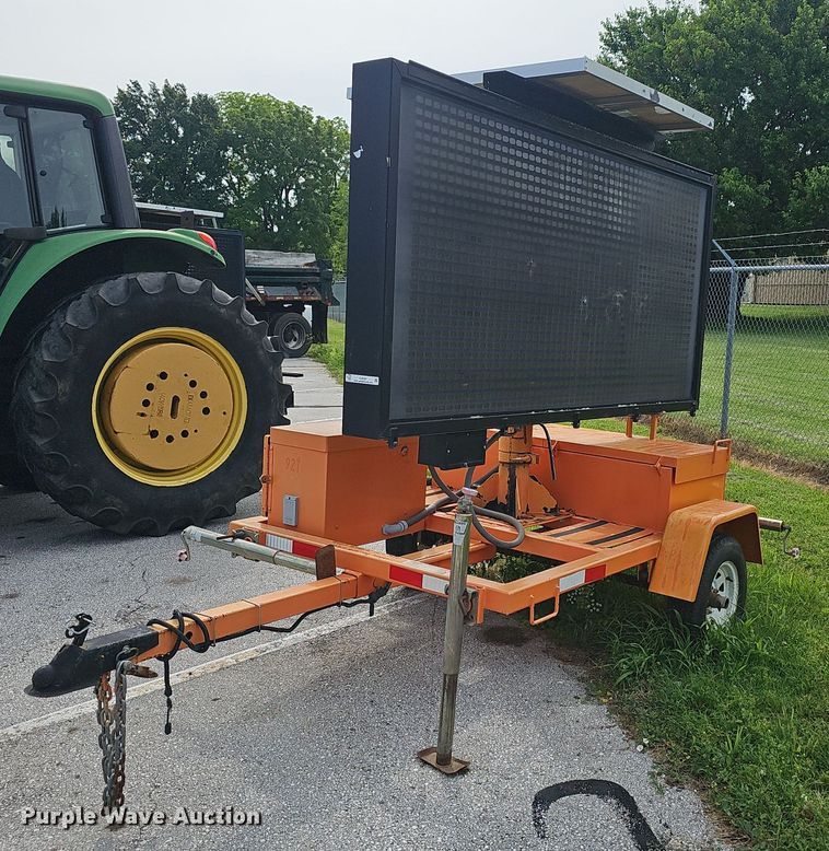 image for item EJ5587 2008 American Signal message board trailer