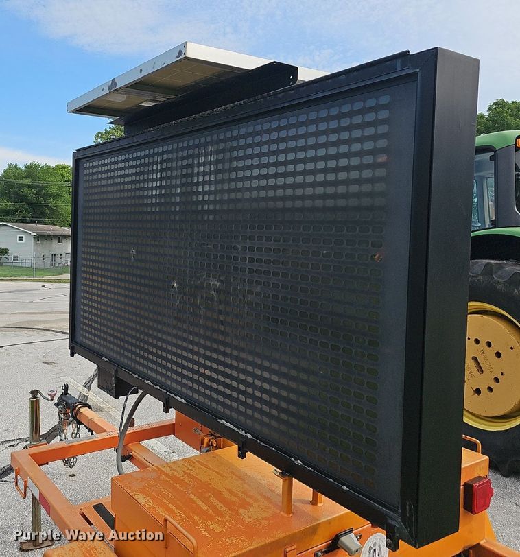 image for item EJ5587 2008 American Signal message board trailer