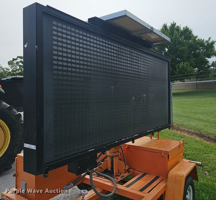 image for item EJ5587 2008 American Signal message board trailer