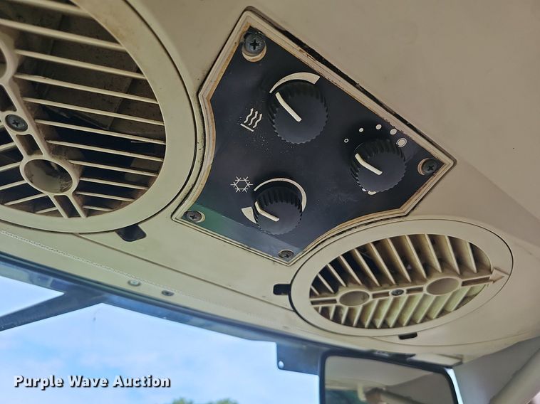 image for item EJ5588 2006 John Deere  6615 tractor