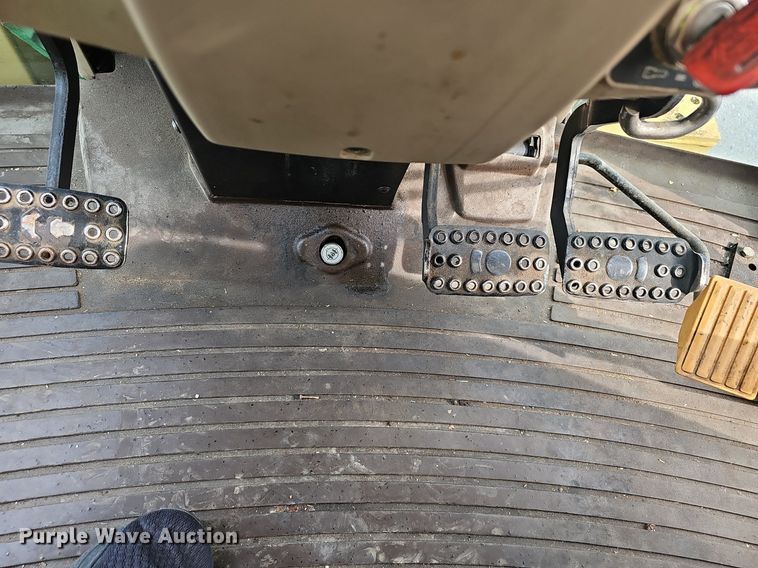 image for item EJ5588 2006 John Deere  6615 tractor