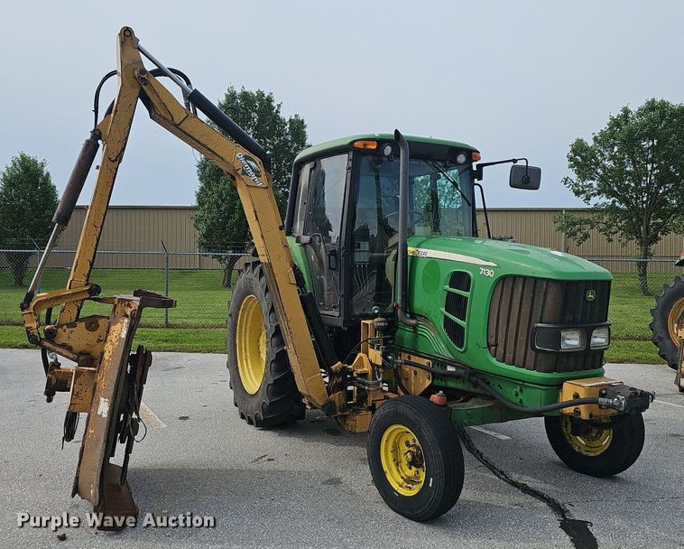 image for item EJ5589 2010 John Deere  7130 tractor