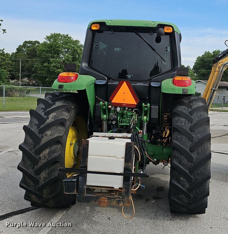 image for item EJ5589 2010 John Deere  7130 tractor