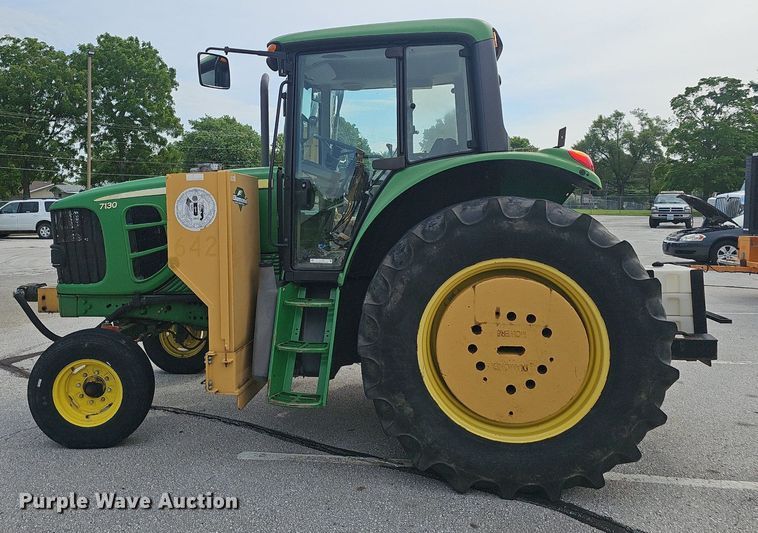 image for item EJ5589 2010 John Deere  7130 tractor