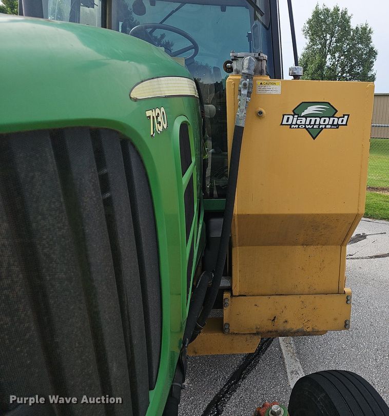 image for item EJ5589 2010 John Deere  7130 tractor