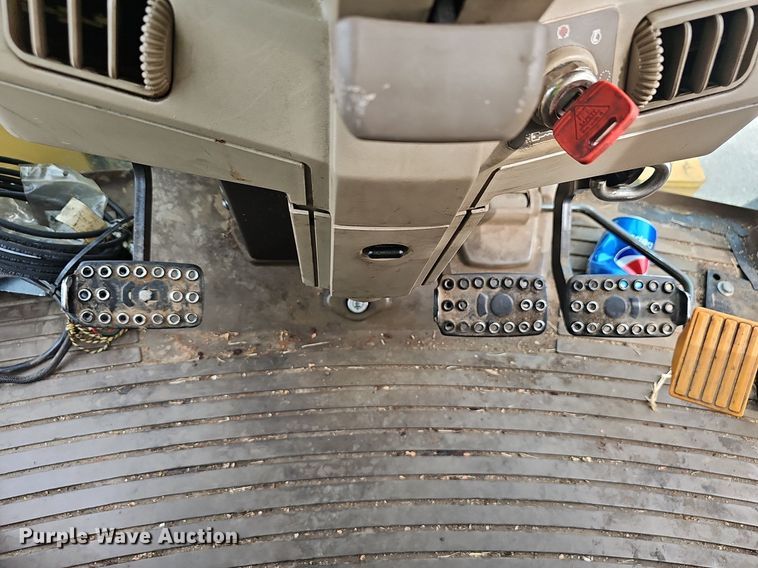 image for item EJ5589 2010 John Deere  7130 tractor