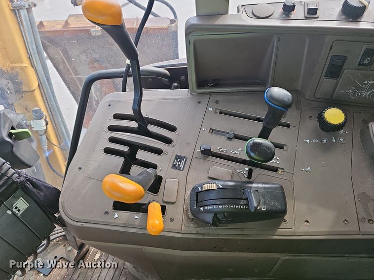 image for item EJ5589 2010 John Deere  7130 tractor