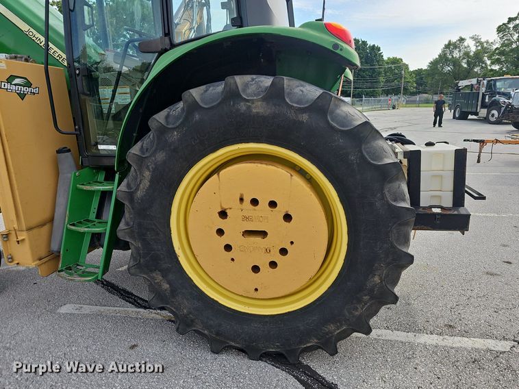 image for item EJ5589 2010 John Deere  7130 tractor